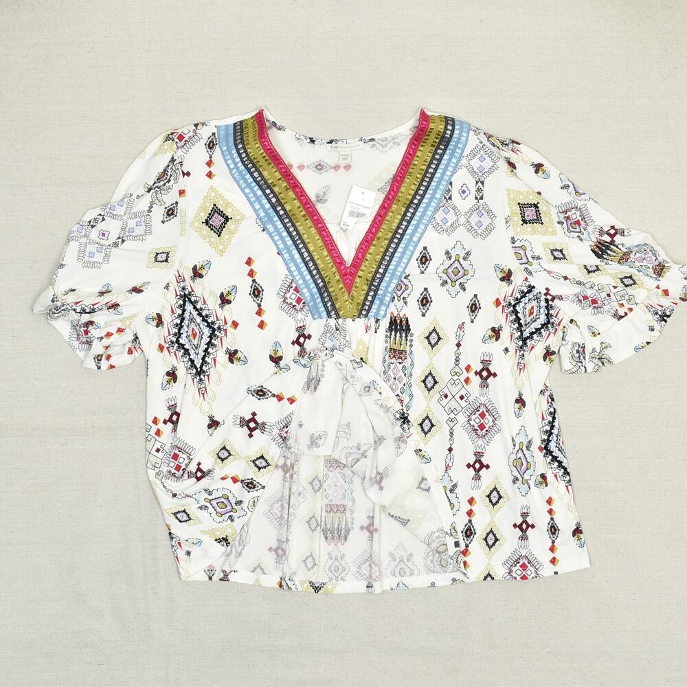 NEW Cato Women Blouse Top V Neck Paisley Short Sleeve Polyester White Size 26/28 - Picture 2 of 8